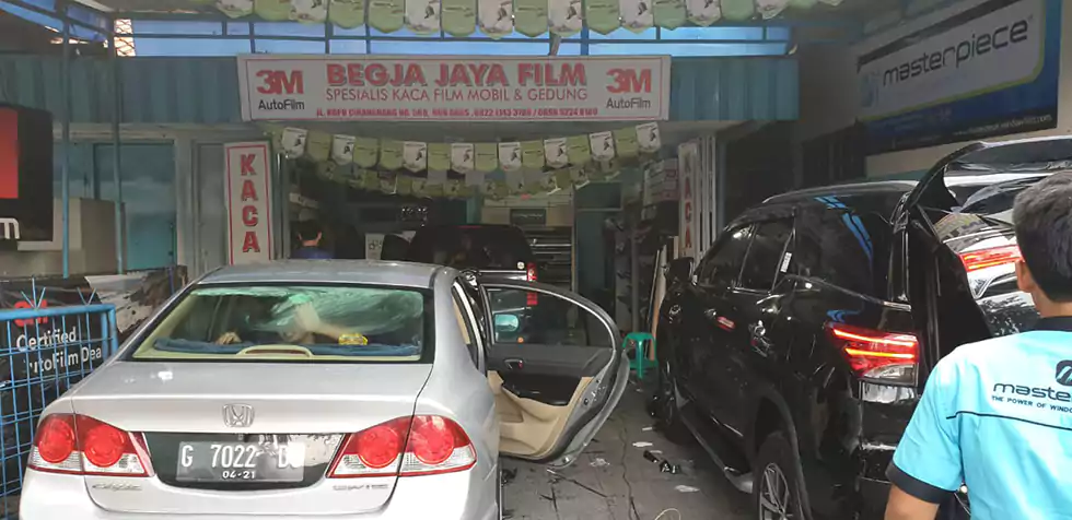 Galeri Pekerjaan Pemasangan Kaca Film Mobil 5